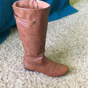 Brown zip up round toe boots